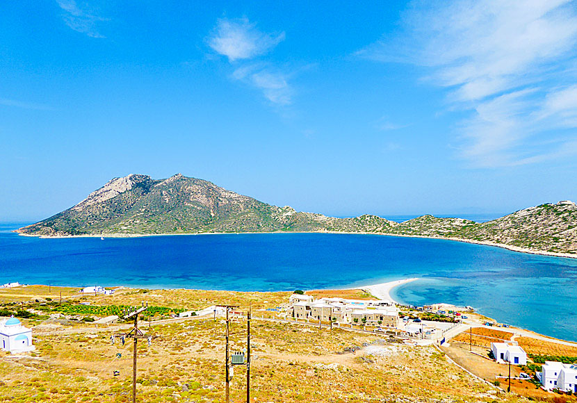 Agios Pavlos beach och ön Nikouria nära Aegiali på Amorgos i Kykladerna.