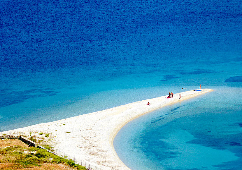 På Ikaria finns en strand som heter Seychellerna, Karibien på Amorgos heter Agios Pavlos.