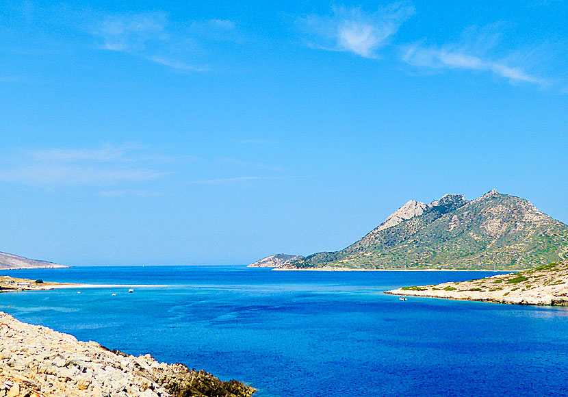 Agios Pavlos ligger mittemot den lilla ön Nikouria cirka 5 kilometer innan Egiali på Amorgos.