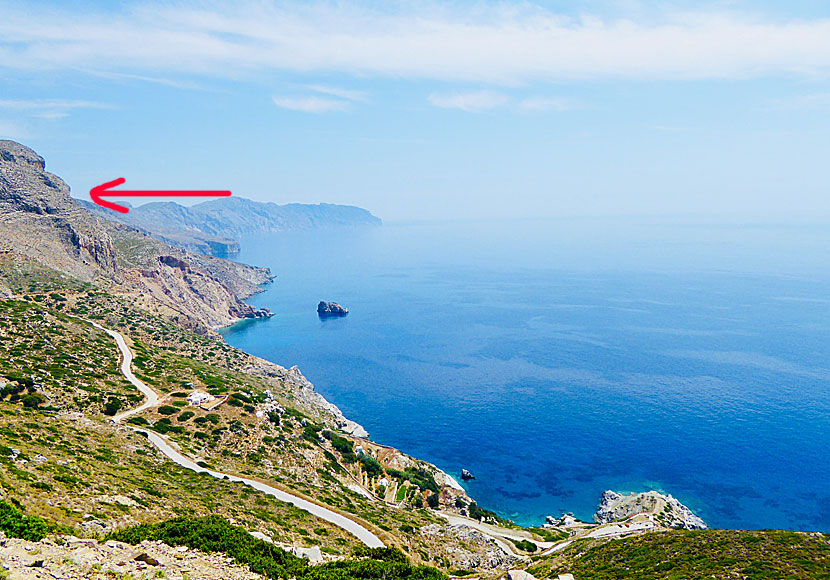 Vägen ner till Agia Anna beach på Amorgos i Grekland. Klostret ligger till vänster om stranden. 