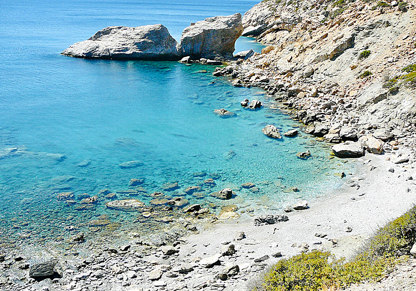 Vill du bada naken på Amorgos ska du besöka Amoudi beach.
