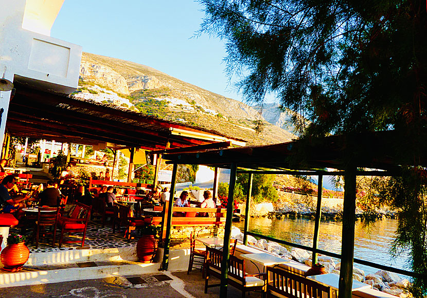 Dricka drinkar och se solnedgången i Aegiali.