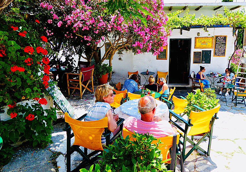 Mysiga barer och kaféer i Chora på Amorgos.