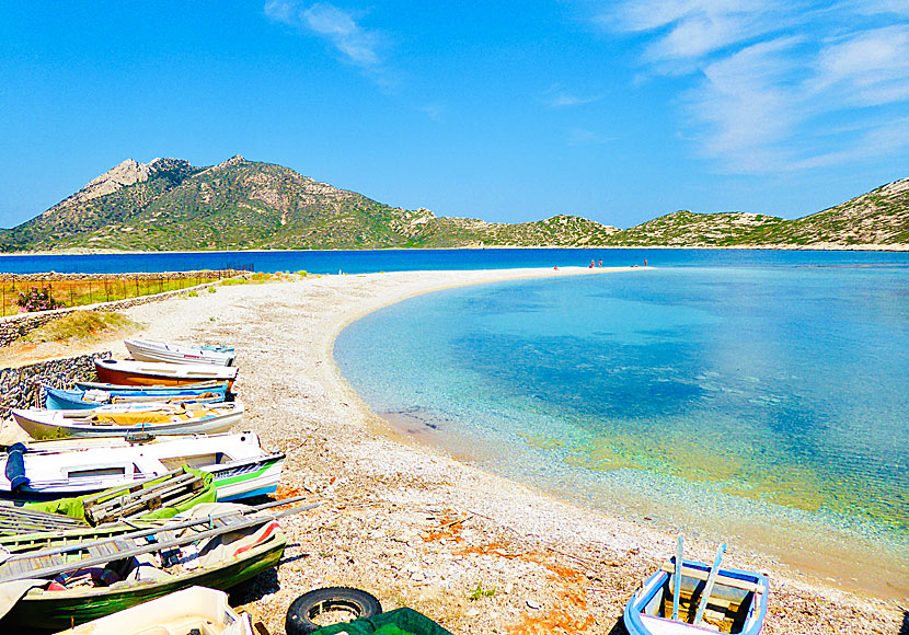 Från den lilla hamnen i Agios Pavlos går det badbåtar till Nikouria island utanför Amorgos.
