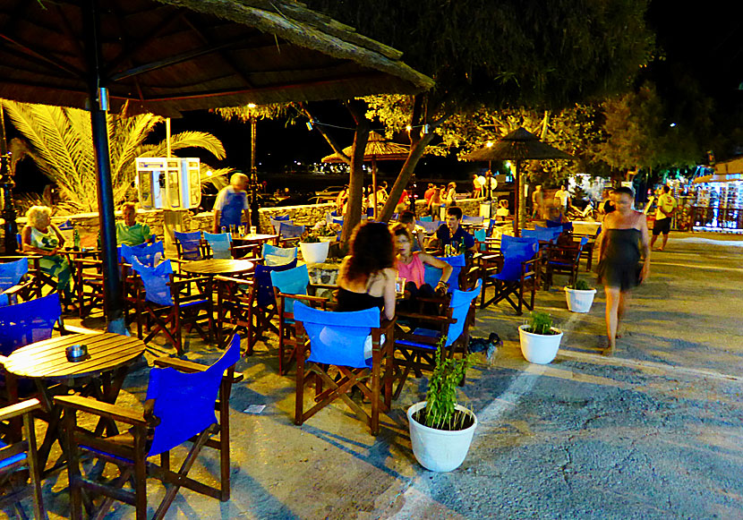 Kaféer på torget i Agiali.