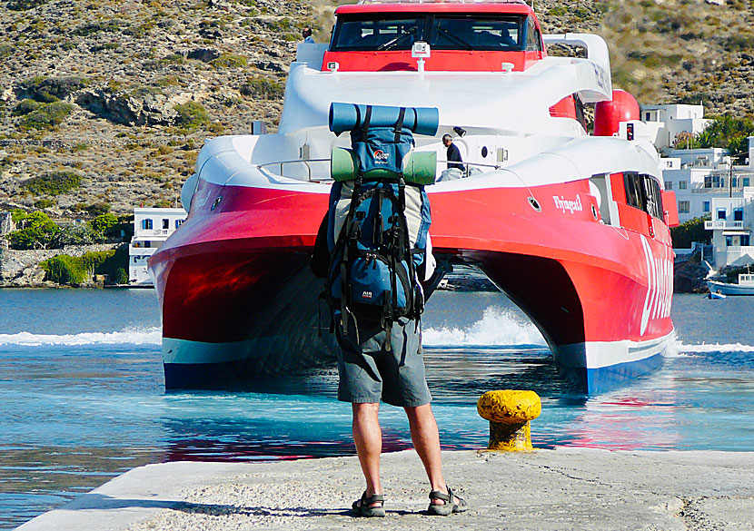 Till Amorgos kan du resa med vanlig färjor och snabba katamaraner.