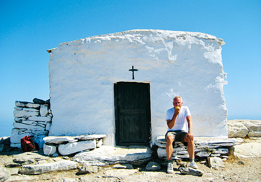 Ta med något att äta och njut av de gudomliga vyerna från den lilla kapellet på Amorgos högsta berg.