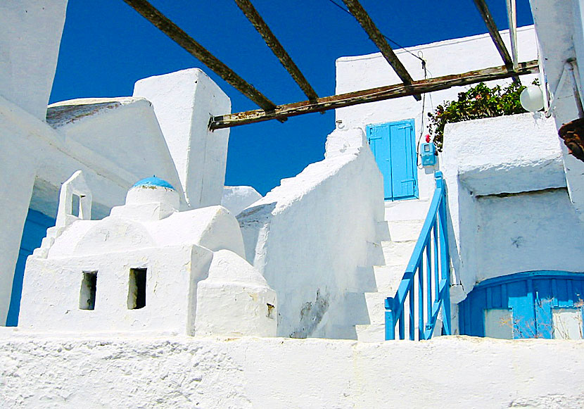 Chora på Amorgos är en vitkalkad by med blå fönster och dörrar. 