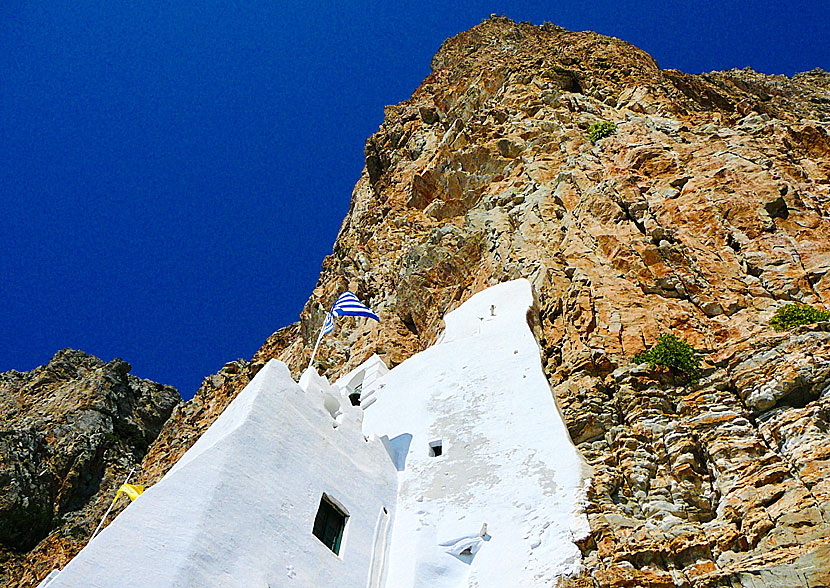Ska du bara se ett enda grekiskt kloster i ditt liv räcker det med Panagia Hozoviotissa på Amorgos.