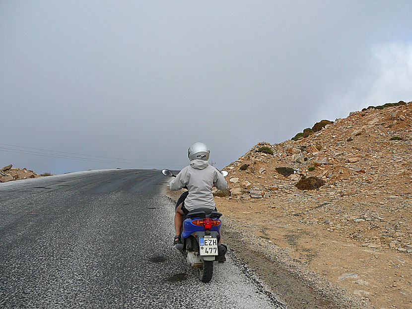 Är Amorgos en bra ö att köra moped och fyrhjuling på?