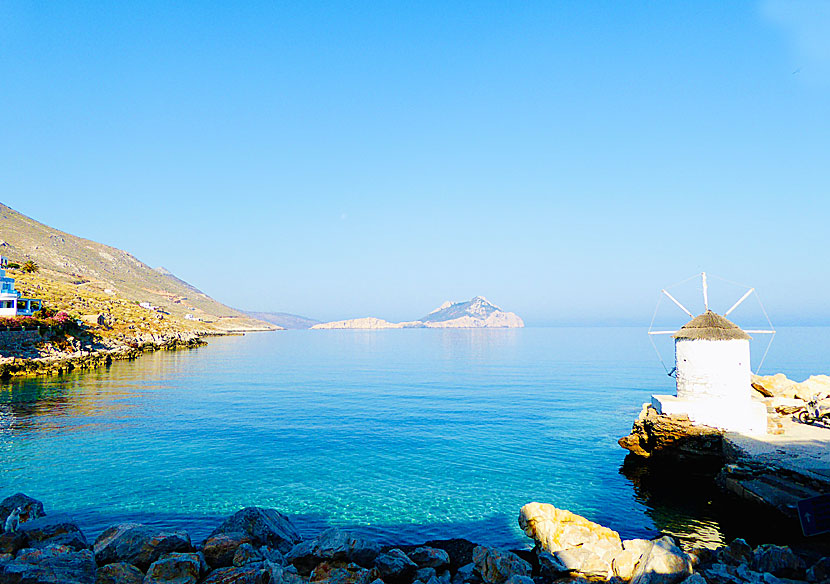 Från väderkvarnen i Aegiali har man fin utsikt mot Nikouria Island på Amorgos.