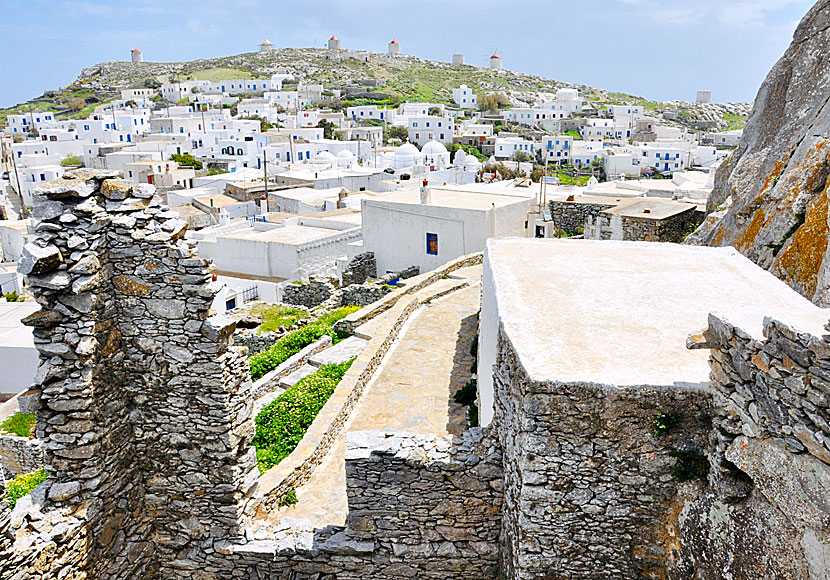 Väderkvarnarna och Chora sett från Kastro på Amorgos.