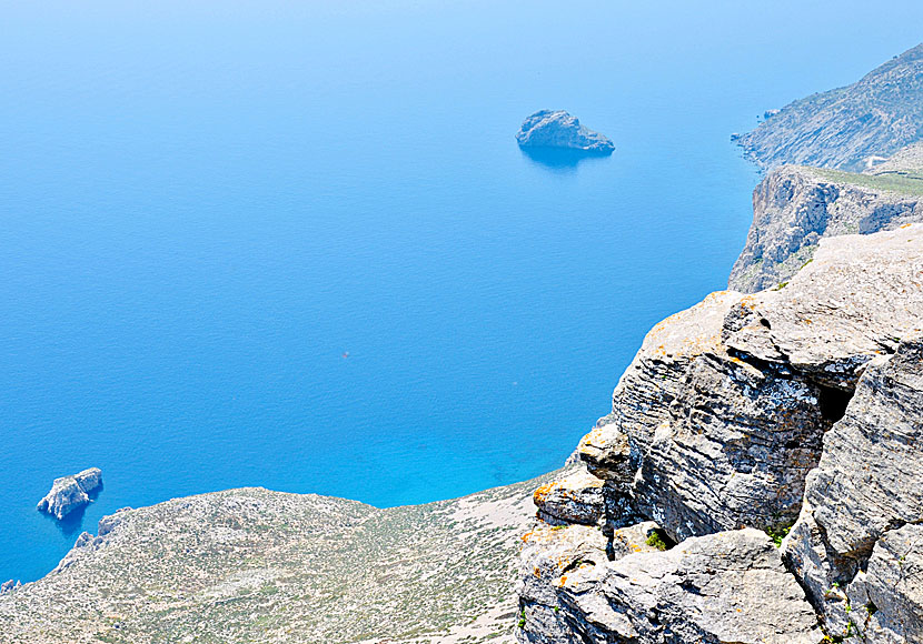 Utsikt från Profitis Elias över Det Stora Blå, klippbadet Agia Anna och ön Megalo Viokastro på Amorgos i Kykladerna.