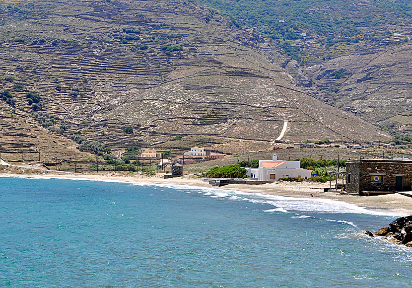 Milos beach i Ormos på Andros är populär bland vind- och kitesurfare.