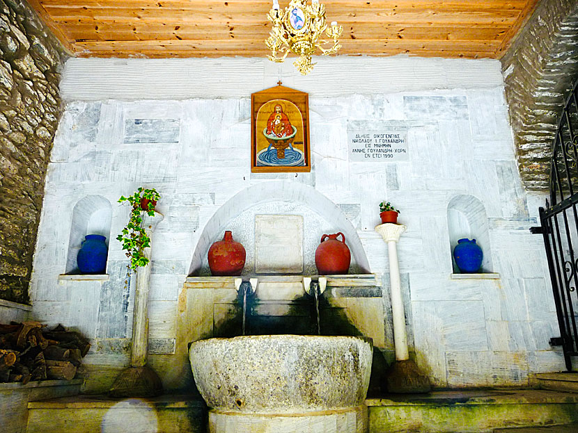 En helig ikon föreställande Jungfru Maria finns i klostret Monastery of Panachrantos på Andros i Grekland.