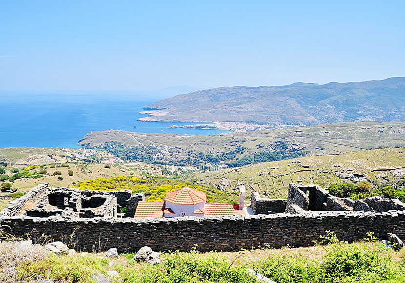 Andros Chora  och Agia Irini Monastery sett från vandringen till Pithara Waterfalls.