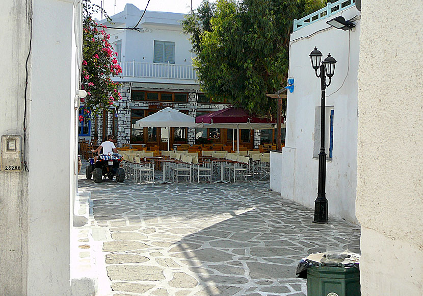 På torget utanför Kastro på Antiparos finns ett flertal kaféer och barer.