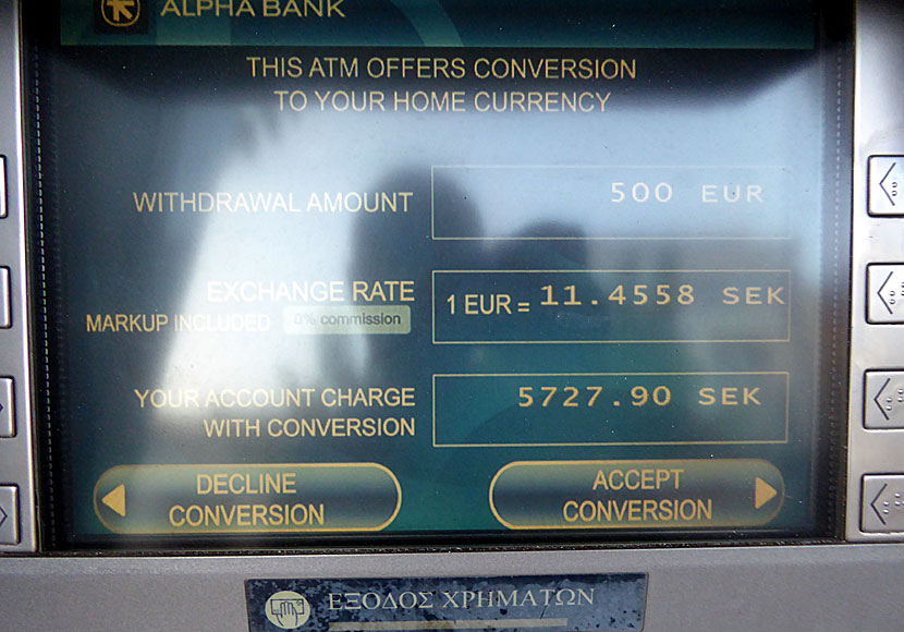 Ta ut pengar ur bankomat i Grekland.