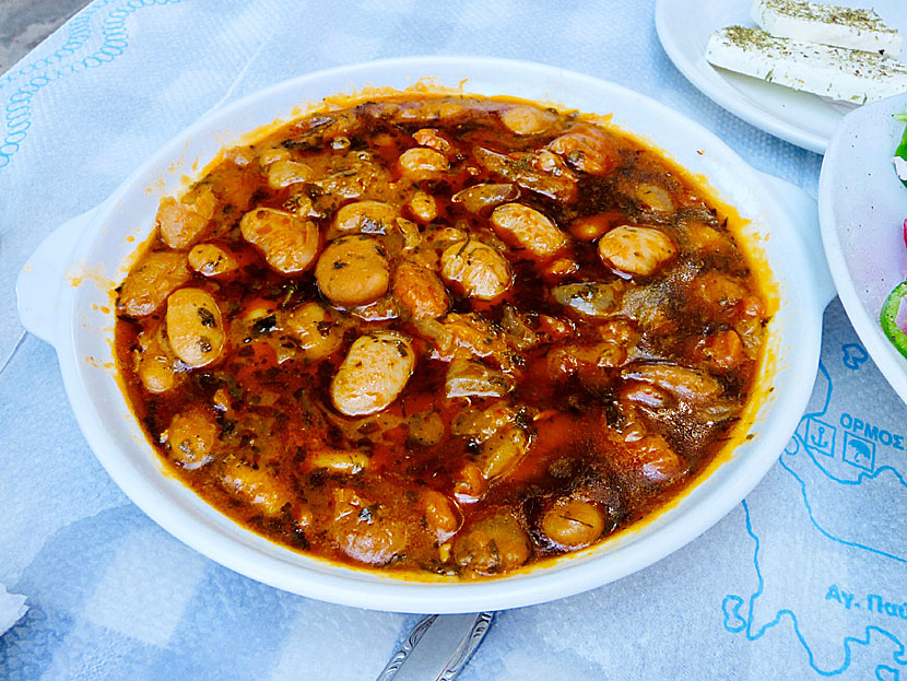 Huvudrätter från Grekland. Vita bönor i tomatsås - Gigantes - med tomat, lök och dill.