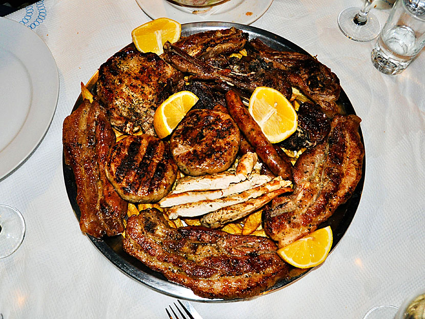 Huvudrätter från Grekland. Mixed grill är ett stort fat med grillat kött av olika slag. 