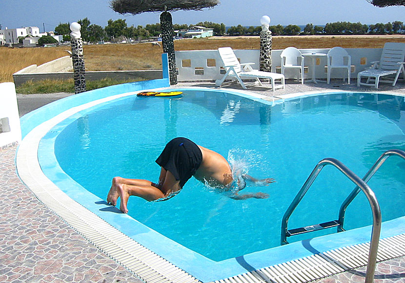 The boy in the bubble med Paul Simon i en swimmingpool på Honeymoon Beach Hotel i Perivolos på Santorini.