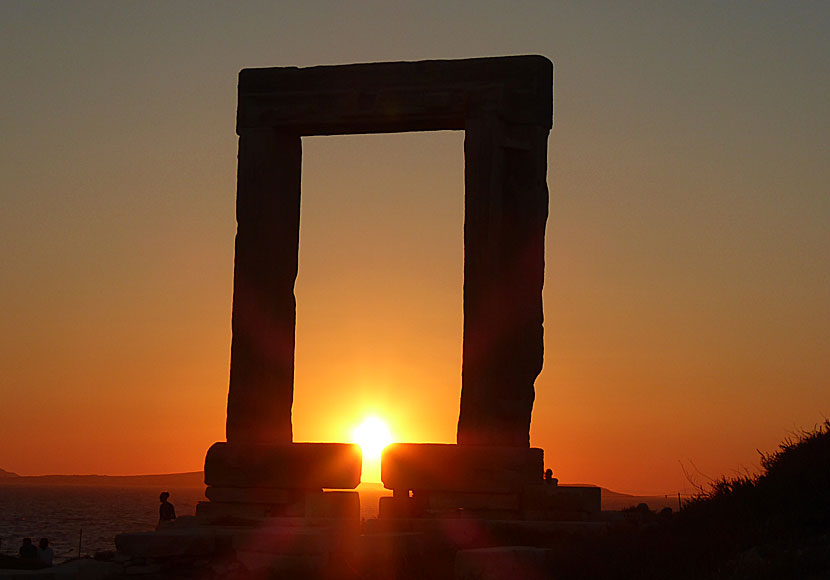 Solnedgången i Chora, Portara, på Naxos i Grekland.