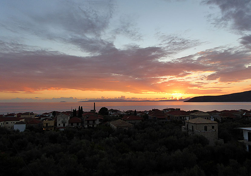 Solnedgången i Kardamili på Peloponnesos i Grekland.