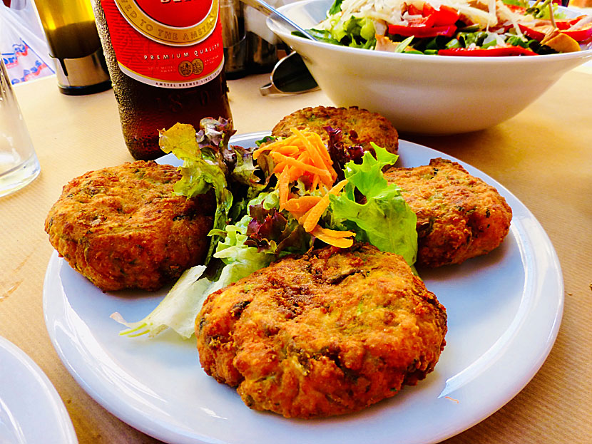 Smårätter från Grekland. Tomatbollar - Tomatokeftedes – steks med fetaost och grekiska örtkryddor.