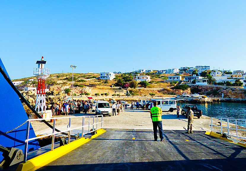 Blue Star Ferries på väg att lägga till i hamnen på Donoussa.