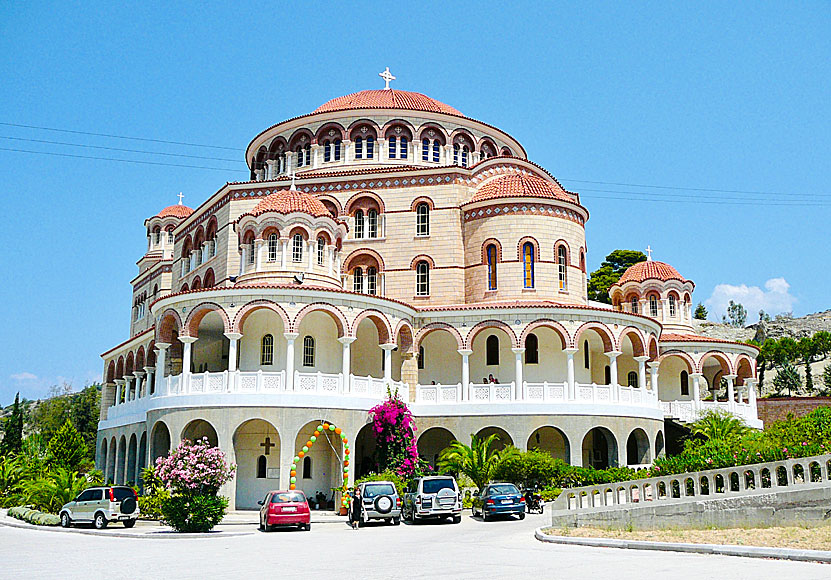 Agios Nektarios Monastery, som ligger mittemellan Egina Stad och Agia Marina.