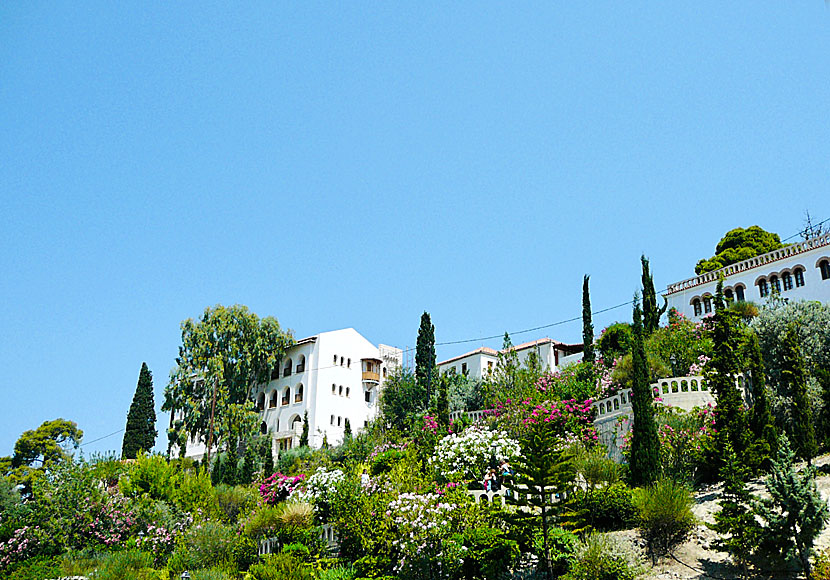 Klosterområdet ovanför Agios Nektarios Monastery på Egina nära Aten.