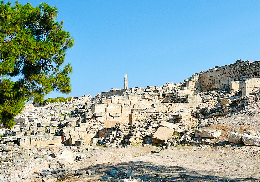 De arkeologiska utgrävningarna i Kolonna ligger till vänster om hamnen i Egina stad. 
