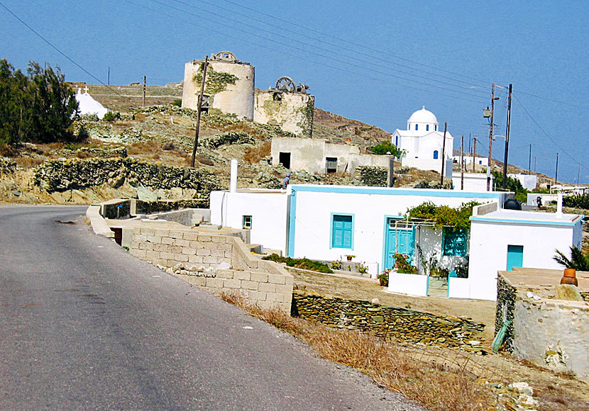 Väderkvarnar och kyrkor i Ano Meria på Folegandros.