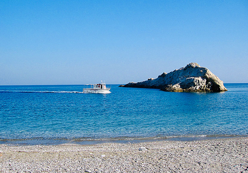 Badbåten som går från hamnen på Folegandros till fantastiska Katergo beach och andra stränder. 