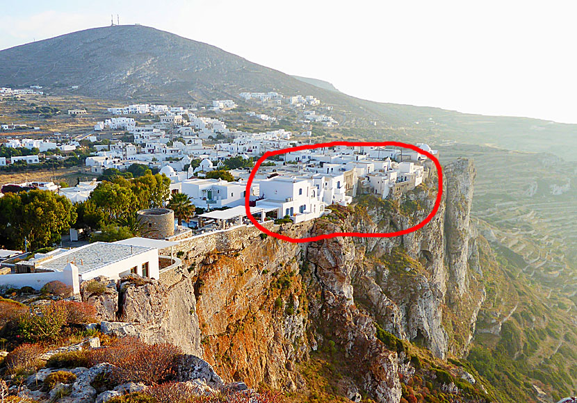 Kastro i Chora på Folegandros är som en fästning som balanserar på en klippkant. 