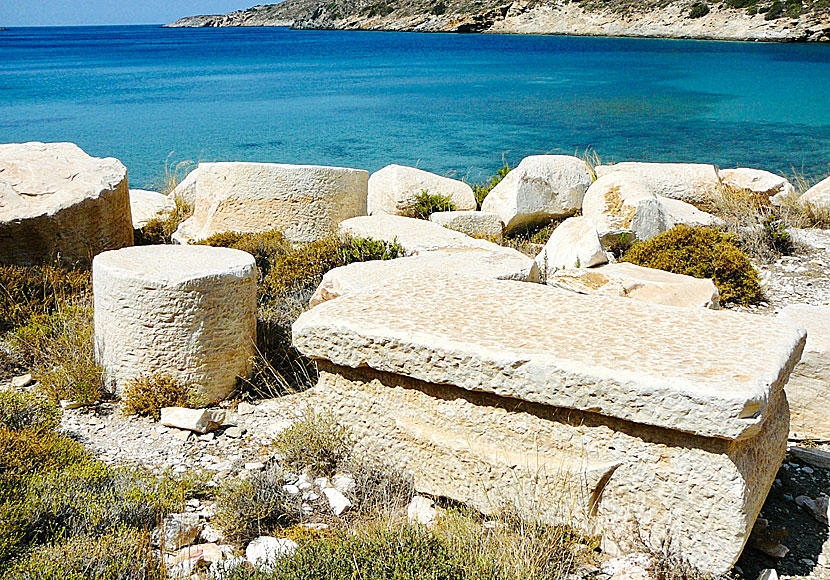 Kolonner, joniska pelarhuvuden, altare och sarkofager i det antika marmorbrottet på Fourni i Grekland. 