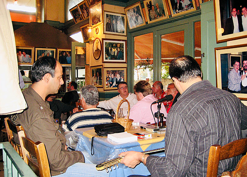Gyrosrestauranger med levande musik i stadsdelen Monastiraki i Aten.