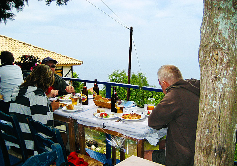 Restauranger och tavernor i den lilla fina byn Athani som ligger nära Porto Katsiki på västra Lefkas.