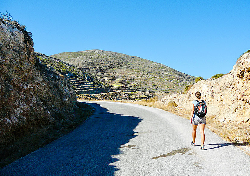 Köra bil och moped till Episkopi på Sikinos.