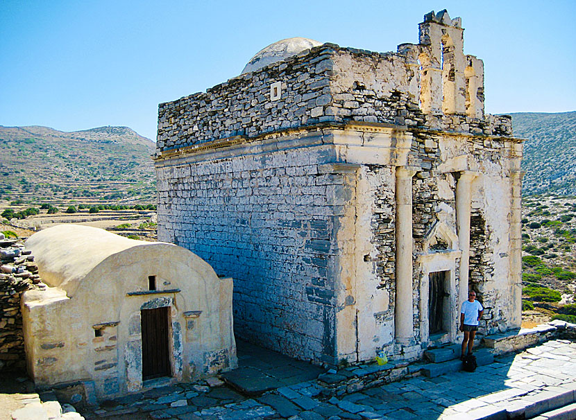 Templet Episkopi på Sikinos är tillägnat guden Apollo Pythios.