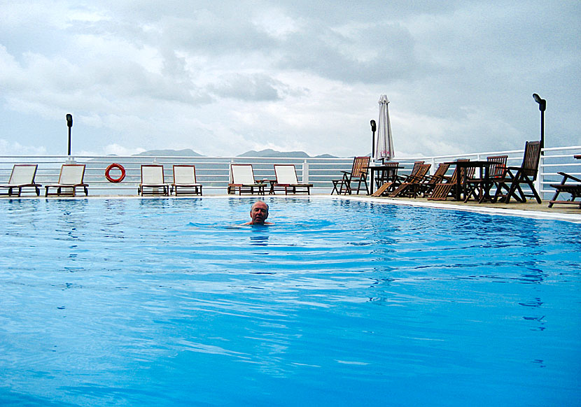 Swimmingpoolen och poolbaren på Hotel Adriatica i Nikiana på Lefkas.