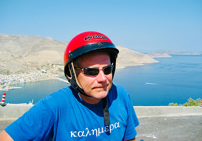 Köra moped och bil till klostret Agios Savvas på Kalymnos.