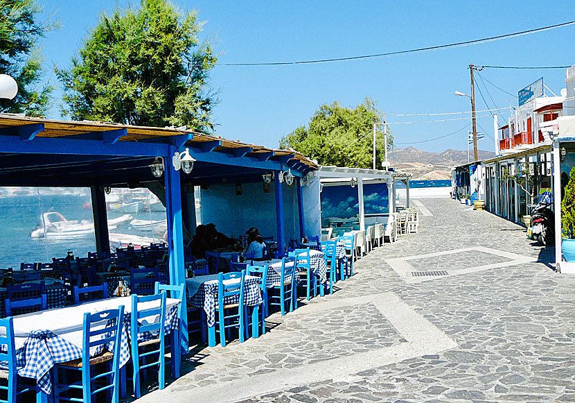 Tavernor och restauranger på hamnpromenaden i Pollonia på Milos.