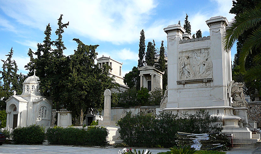 Några av de kolossala gravarna på Atens stora kyrkogård.