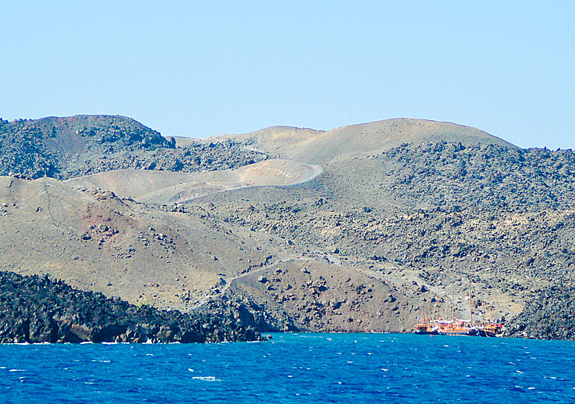 Den aktiva vulkanen Nea Kameni i calderan utanför Santorini.