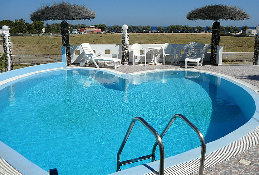 Den hjärtformade swimmingpoolen på Honeymoon Beach Hotel. Perivolos. Santorini.  