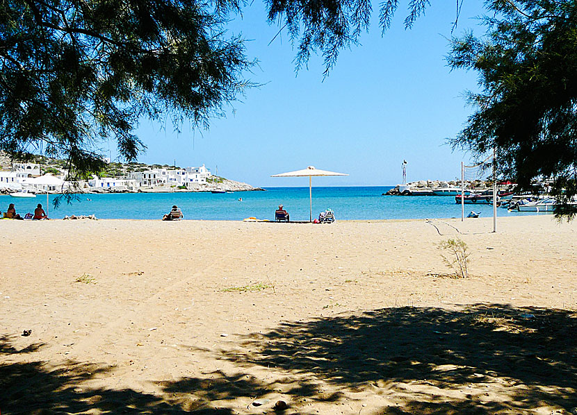 Sandstranden i hamnen Alopronia på Sikinos.