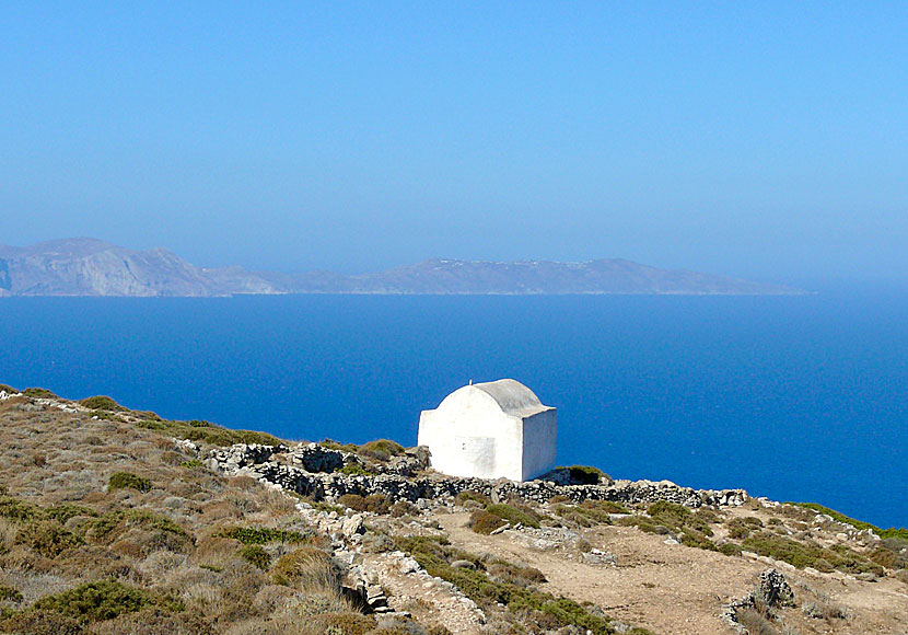 Under vandringen till Episkopi passerar man många små fina kyrkor och man ser Folegandros i bakgrunden. 