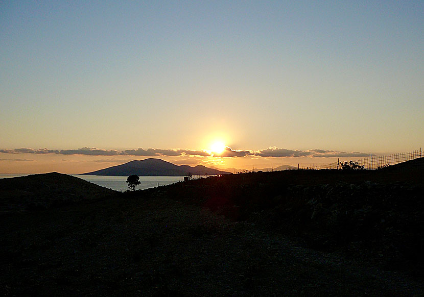 Den mycket vackra soluppgången över Amorgos sett från Schinoussa.