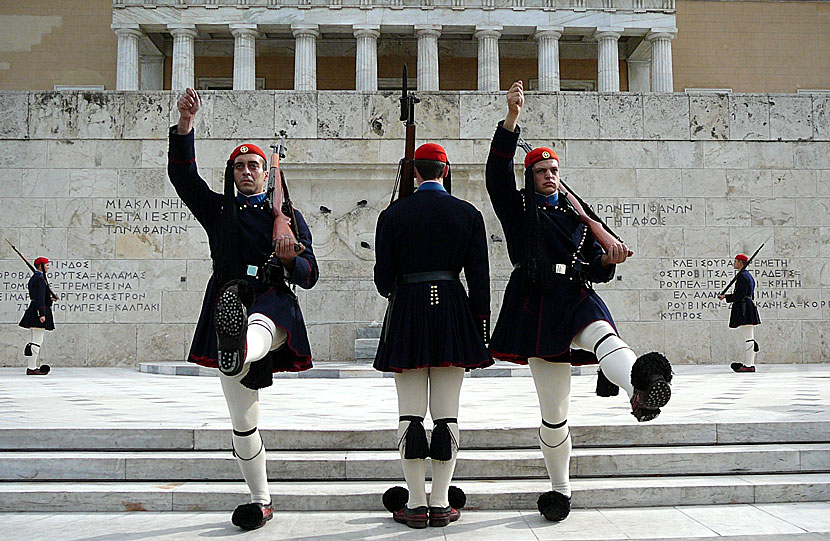 Vaktavlösning med Evzonerna utanför parlamentet på Syntagmatorget i Aten.